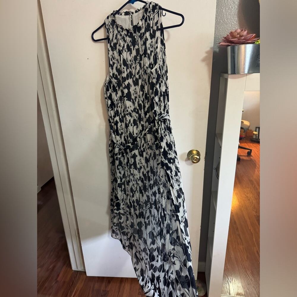 MED Navy blue and white floral pleated dress